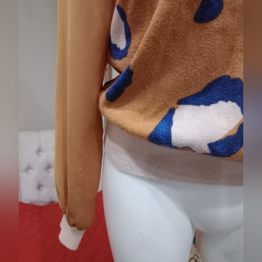 Stylish Women's Sweater with Blue and Tan Pattern - Picture 4 of 10
